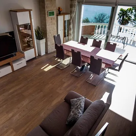 Panorama Apartment *